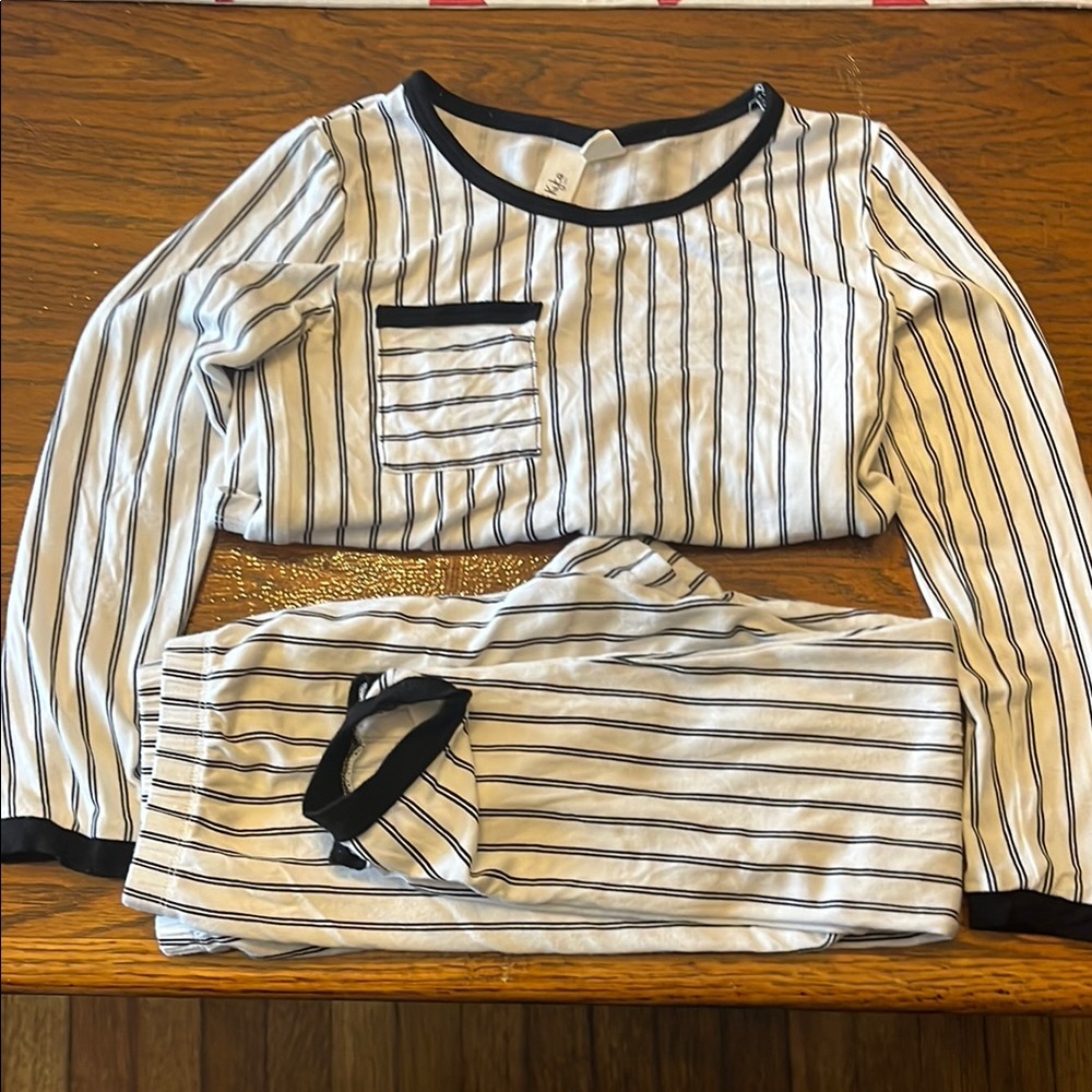 Kyte BABY Black and White Pajama Set with Soft Lightweight Fabric